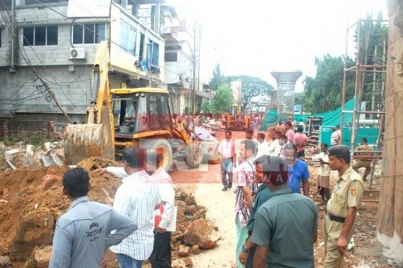 AMC eviction drive for road expansion due to flyover construction gives tough time to the common people, traffic movement collapsed at Fire Brigade junction AMC eviction drive for road expansion due to flyover construction gives tough time to the common people, traffic movement collapsed at Fire Brigade junction